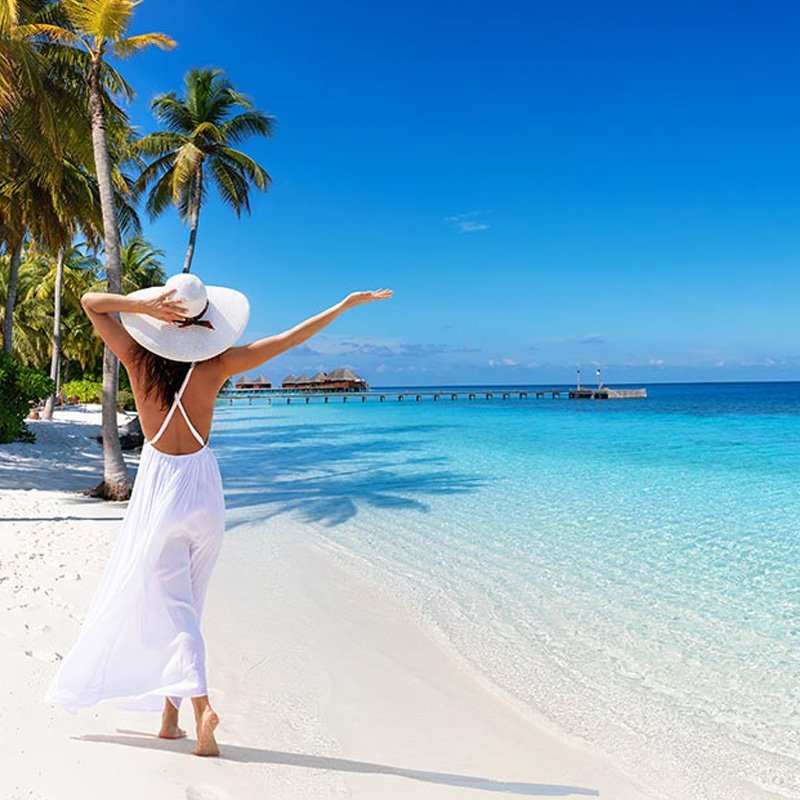 Mujer disfrutando de la zona de Playa Mujeres en Cancún Quintana Roo