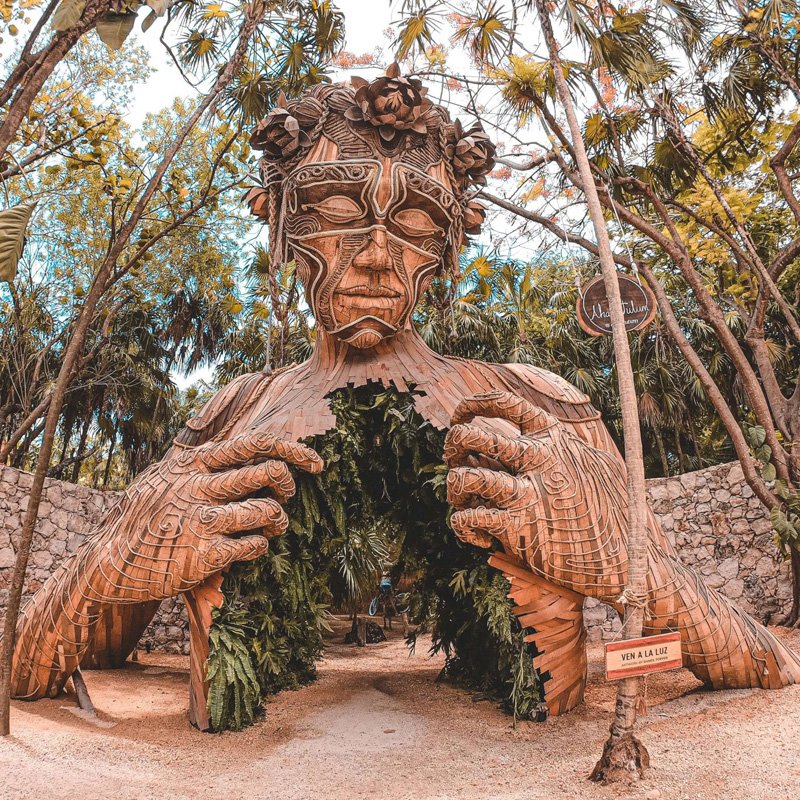 Escultura "Ven a la Luz" del hotel Ahau en Tulum México